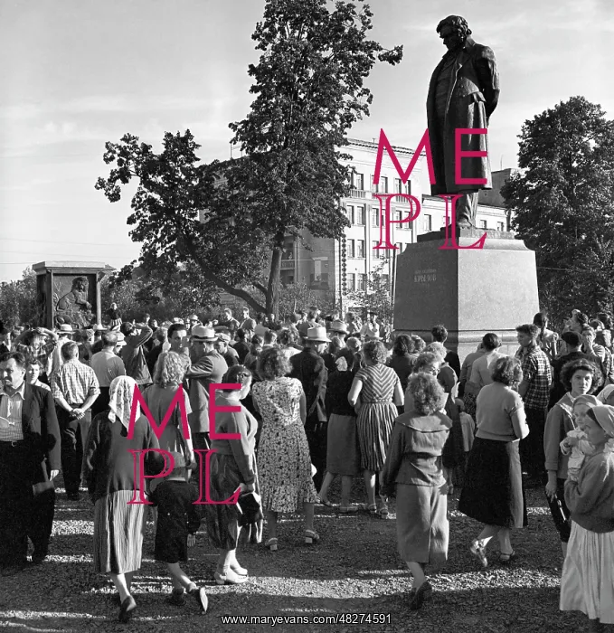 : Ivan Krylov monument in Kalinin, 1959 : Ivan Krylov monument in Kalinin, 1959