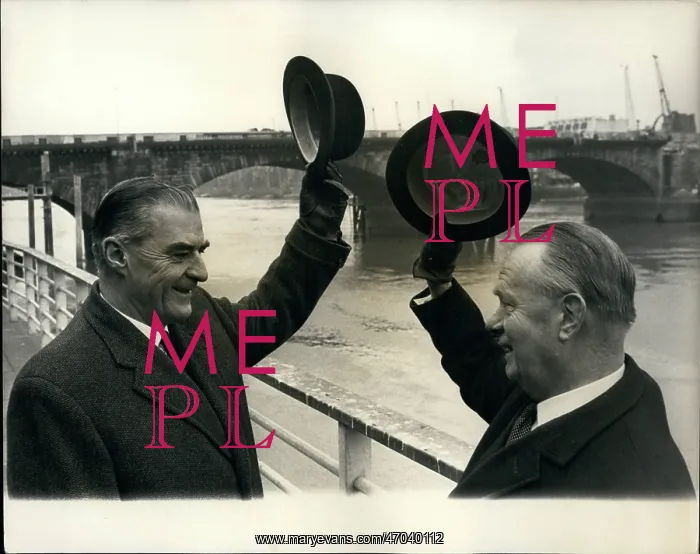 : Ivan Luckin and Harold King on London Bridge : Ivan Luckin and Harold King on London Bridge