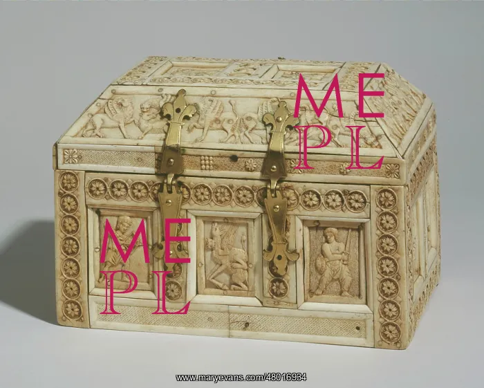 : Ivory case decorated with rosettes : Ivory case decorated with rosettes