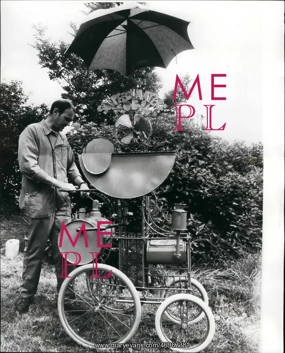 : Iwan Pestalozzi, sculptor, with soap bubble machine, Zurich : Iwan Pestalozzi, sculptor, with soap bubble machine, Zurich