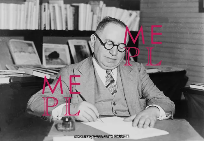 : Izzy Einstein (1880-1938) signing contract ? : Izzy Einstein (1880-1938) signing contract ?