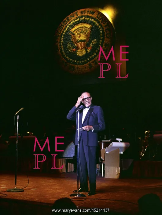 : Jack Benny performs for a Democratic Party ? : Jack Benny performs for a Democratic Party ?