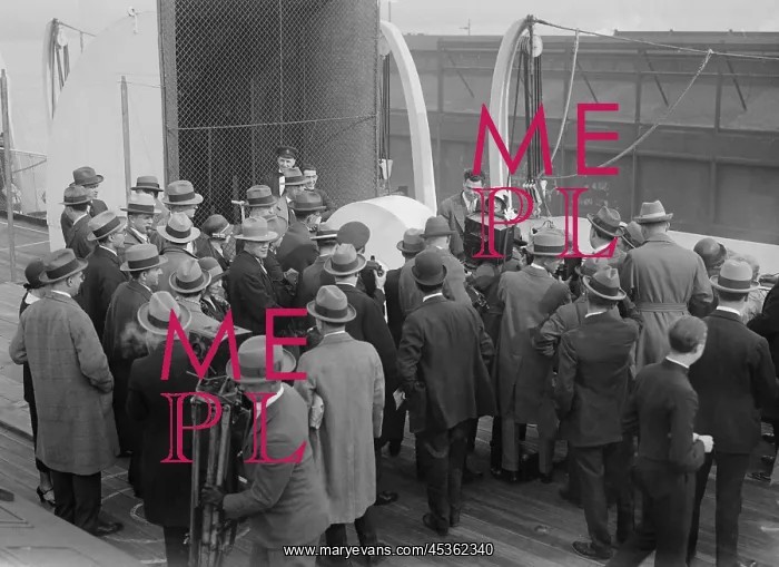 : Jack Dempsey and actress Estelle Taylor mobbed by : Jack Dempsey and actress Estelle Taylor mobbed by