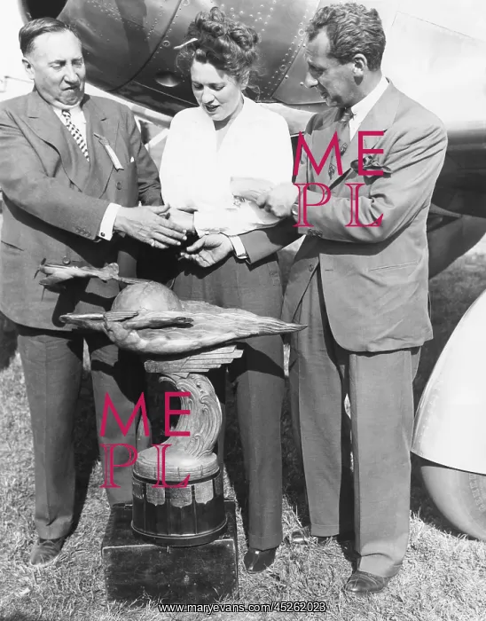 : Jacqueline Cochran receives Bendix Trophy, Sept : Jacqueline Cochran receives Bendix Trophy, Sept