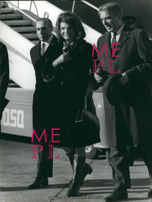 : Jacqueline Kennedy arrives in Rome : Jacqueline Kennedy arrives in Rome