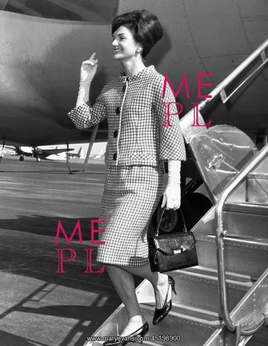 : Jacqueline Kennedy deplanes in New York ? : Jacqueline Kennedy deplanes in New York ?