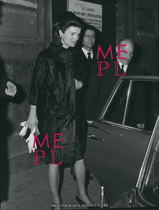 : Jacqueline Kennedy dining out in Rome : Jacqueline Kennedy dining out in Rome