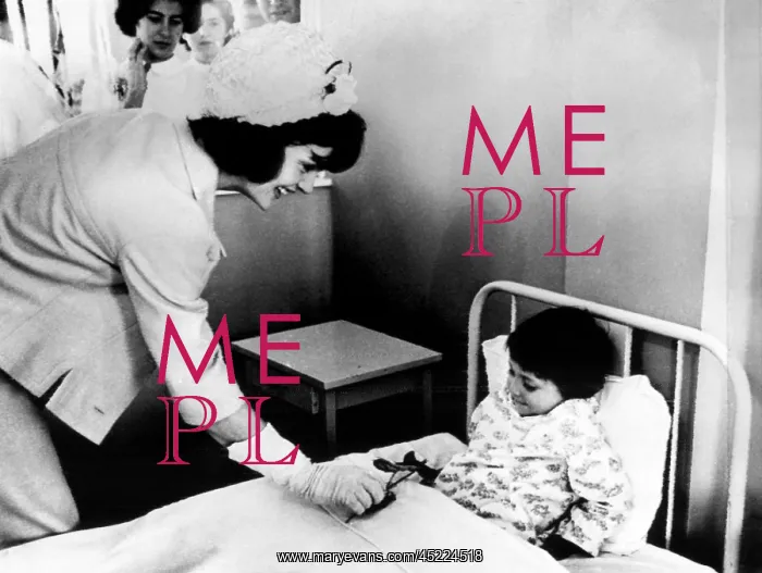 : Jacqueline Kennedy (left), presents a patient ? : Jacqueline Kennedy (left), presents a patient ?