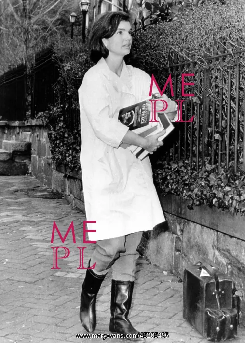 : Jacqueline Kennedy, moving into her new ? : Jacqueline Kennedy, moving into her new ?