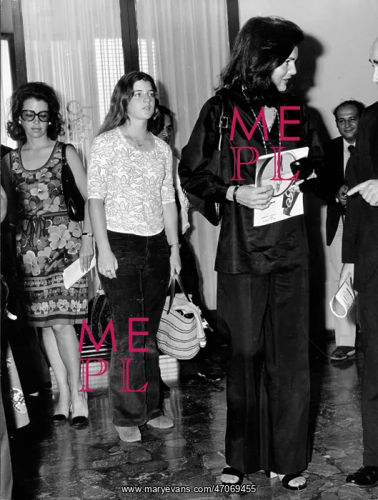 : Jacqueline Kennedy Onassis and daughter Caroline : Jacqueline Kennedy Onassis and daughter Caroline