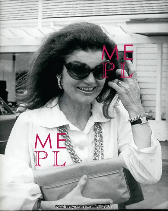 : Jacqueline Kennedy Onassis leaving a restaurant : Jacqueline Kennedy Onassis leaving a restaurant
