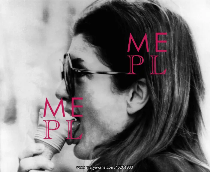 : Jacqueline Kennedy Onassis licks an ice ? : Jacqueline Kennedy Onassis licks an ice ?