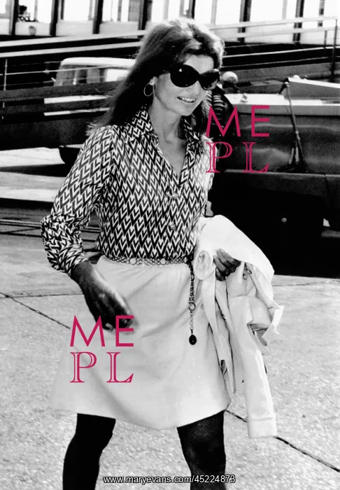 : Jacqueline Kennedy Onassis walks through ? : Jacqueline Kennedy Onassis walks through ?
