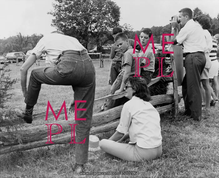 : Jacqueline Kennedy seated on the ground ? : Jacqueline Kennedy seated on the ground ?
