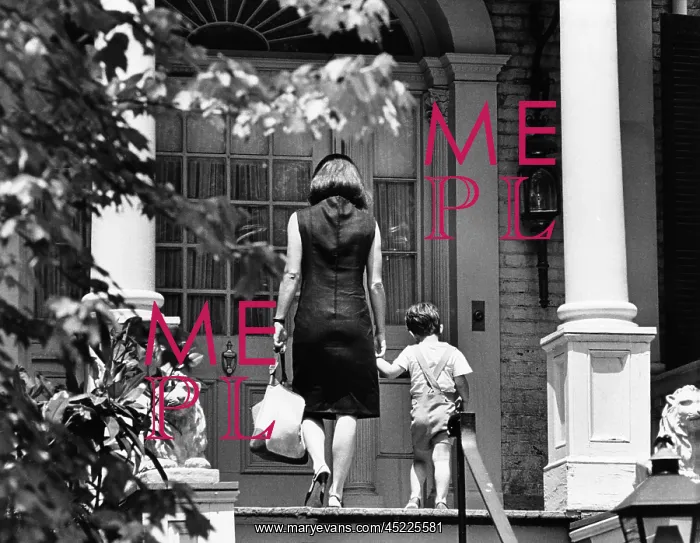 : Jacqueline Kennedy and her son, 3 year old ? : Jacqueline Kennedy and her son, 3 year old ?
