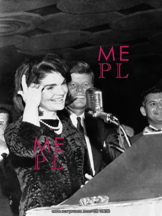 : Jacqueline Kennedy speaking in Spanish to ? : Jacqueline Kennedy speaking in Spanish to ?