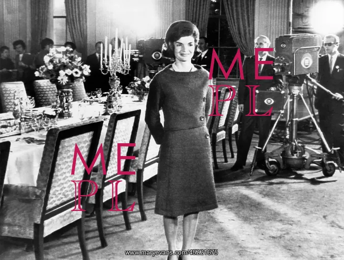 : Jacqueline Kennedy, in the State dining ? : Jacqueline Kennedy, in the State dining ?