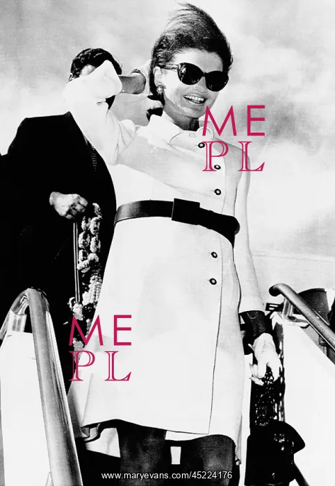 : Jacqueline Kennedy, wearing a white coat ? : Jacqueline Kennedy, wearing a white coat ?