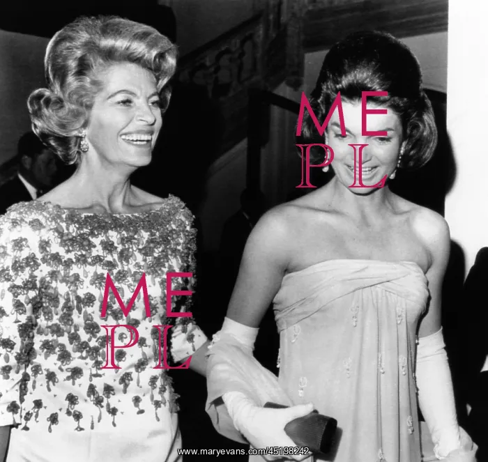 : Jacqueline Kennedy with the wife of the ? : Jacqueline Kennedy with the wife of the ?