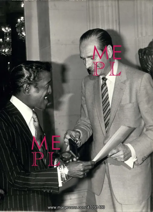 : Jacques Chirac awards medal to Sammy Davis Jr : Jacques Chirac awards medal to Sammy Davis Jr