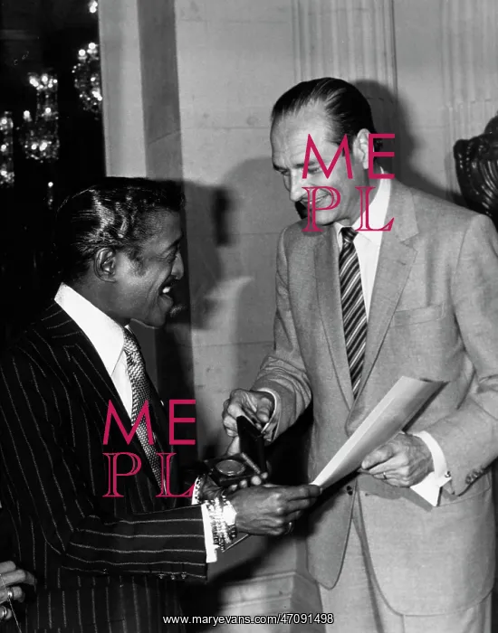 : Jacques Chirac awards medal to Sammy Davis Jr : Jacques Chirac awards medal to Sammy Davis Jr