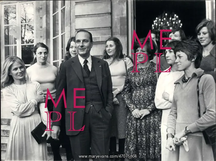 : Jacques Chirac with a group of women : Jacques Chirac with a group of women