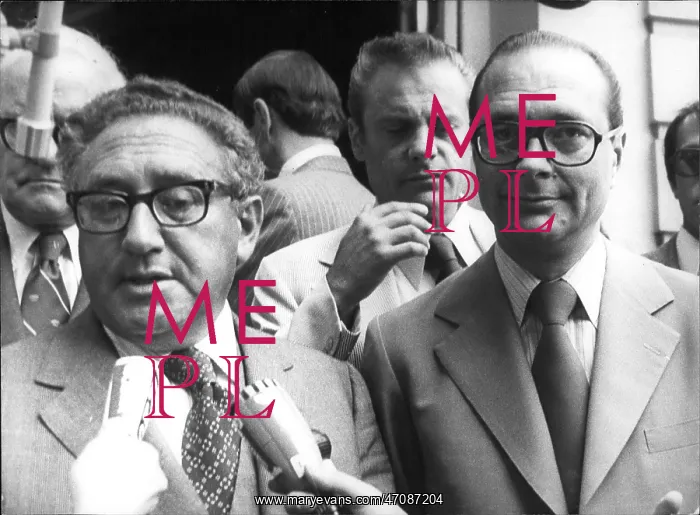 : Jacques Chirac and Henry Kissinger with journalists : Jacques Chirac and Henry Kissinger with journalists