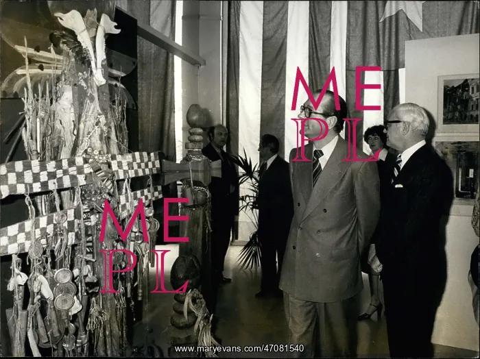 : Jacques Chirac and Kenneth Rush view Indian totem : Jacques Chirac and Kenneth Rush view Indian totem