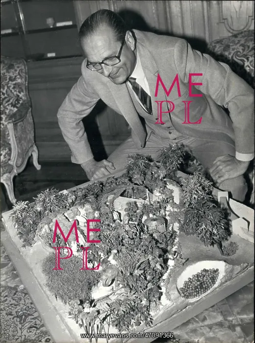 : Jacques Chirac, Mayor of Paris, with model of garden : Jacques Chirac, Mayor of Paris, with model of garden