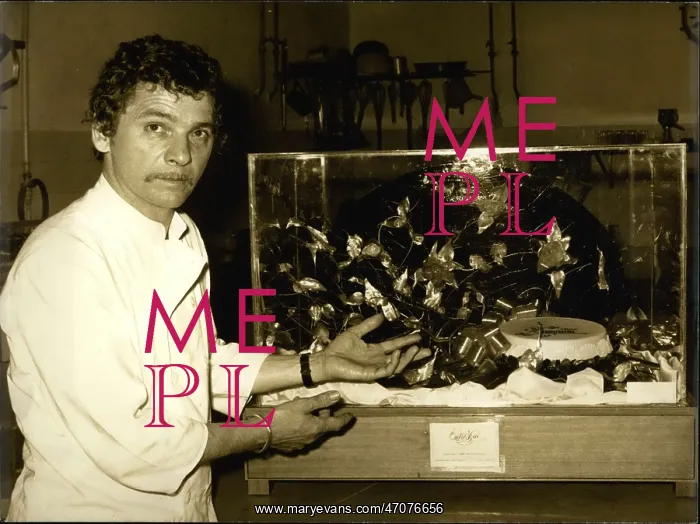 : Jacques Fourmont, master pastry chef, with sculpture : Jacques Fourmont, master pastry chef, with sculpture