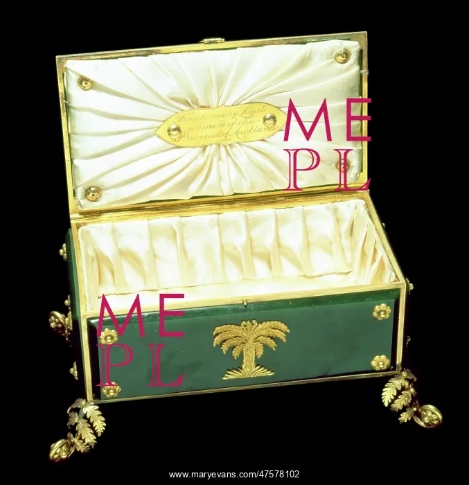 : Jade and gold casket (Lid open) : Jade and gold casket (Lid open)