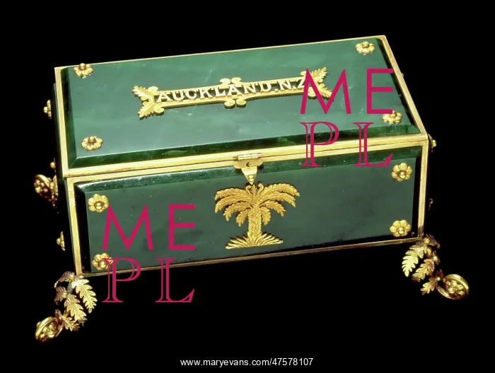 : Jade and gold casket (Lid shut) : Jade and gold casket (Lid shut)