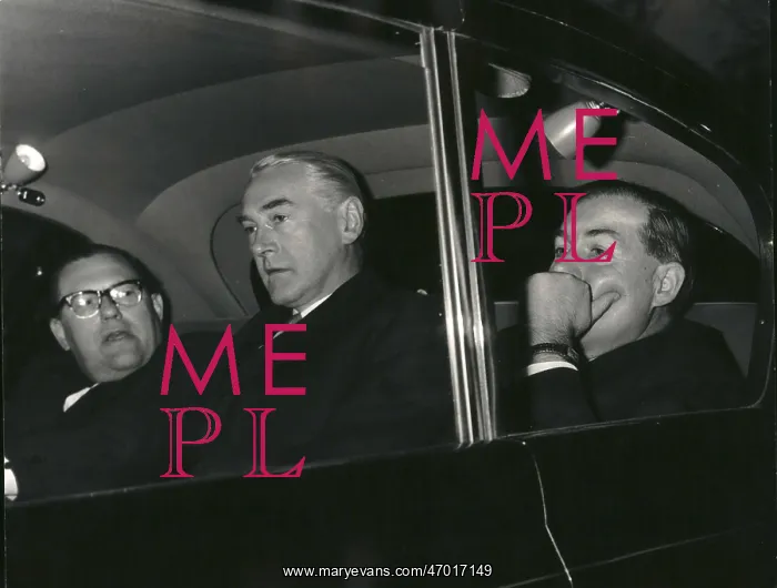 : James Callaghan gives lift to Reginald Maudling, London : James Callaghan gives lift to Reginald Maudling, London
