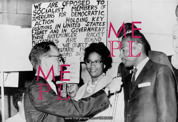 : James Meredith and wife in front of segregationist ? : James Meredith and wife in front of segregationist ?