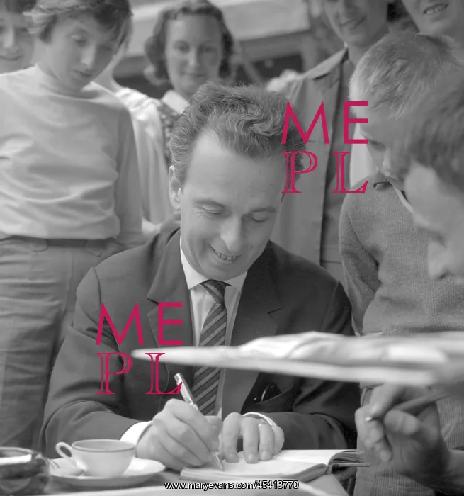 : Jan Kadar signs autograph : Jan Kadar signs autograph