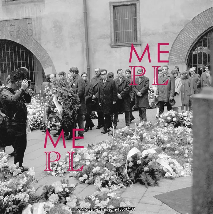 : Jan Palach - coffin - funeral - last respects : Jan Palach - coffin - funeral - last respects