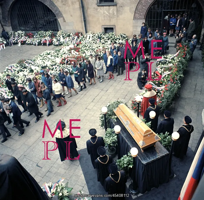 : Jan Palach - coffin - funeral - last respects : Jan Palach - coffin - funeral - last respects