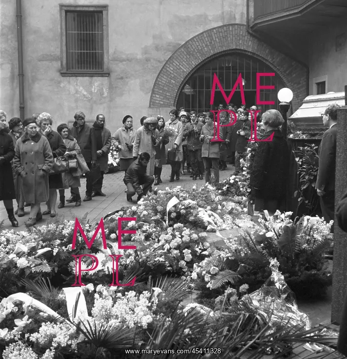 : Jan Palach - coffin - funeral - last respects : Jan Palach - coffin - funeral - last respects