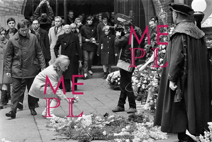 : Jan Palach - coffin - funeral - last respects : Jan Palach - coffin - funeral - last respects
