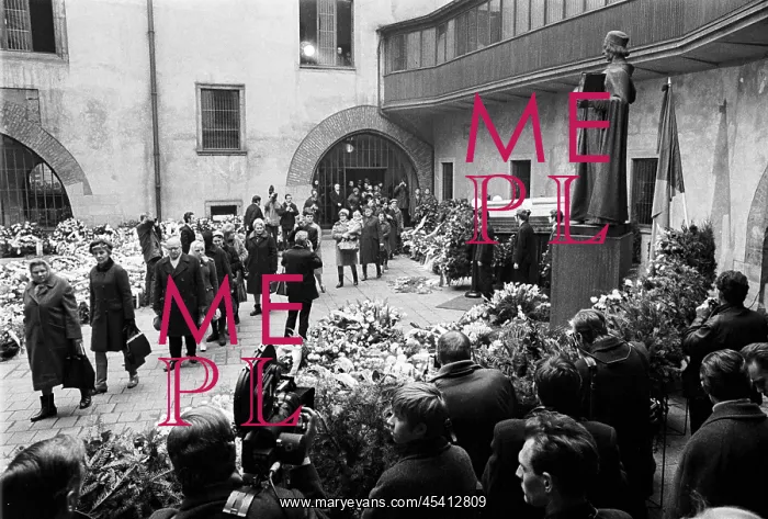 : Jan Palach - coffin - funeral - last respects : Jan Palach - coffin - funeral - last respects