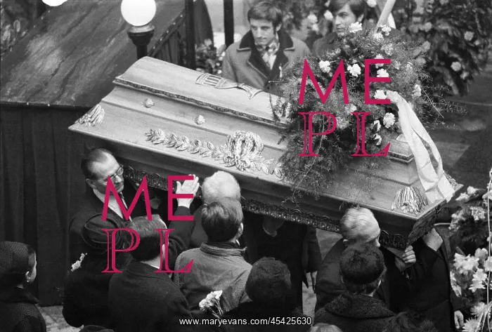: Jan Palach - funeral - casket - coffin : Jan Palach - funeral - casket - coffin
