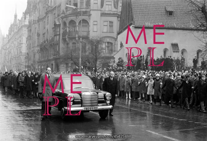 : Jan Palach - funeral procession - hearse - Prague : Jan Palach - funeral procession - hearse - Prague