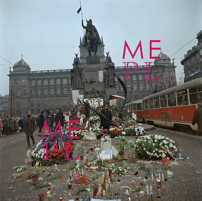 : Jan Palach - last respects - candles - flowers : Jan Palach - last respects - candles - flowers