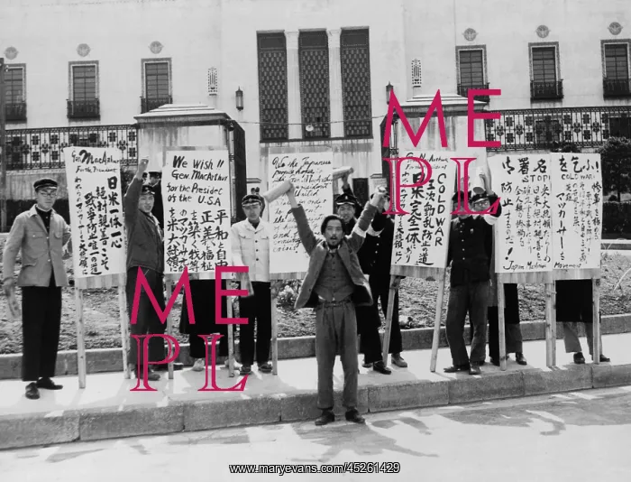 : Japanese men support for General Douglas MacArthur : Japanese men support for General Douglas MacArthur