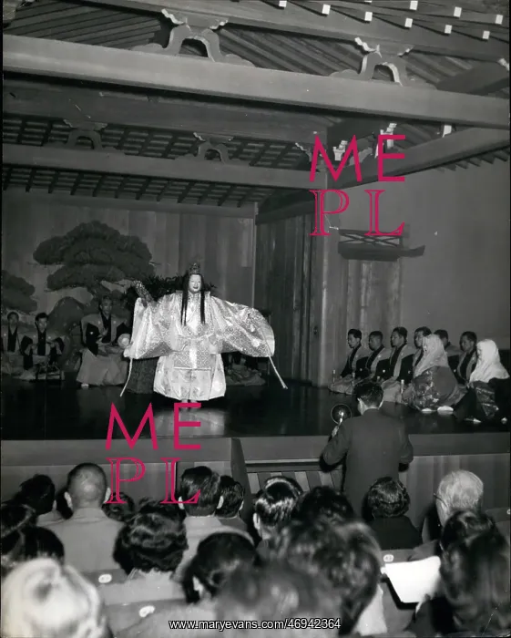 : Japanese Noh dancer and audience : Japanese Noh dancer and audience