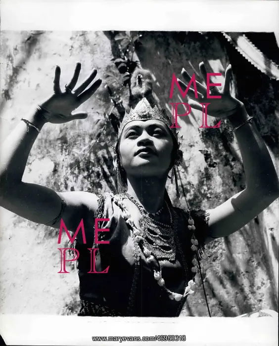 : Javanese princess performs traditional dance : Javanese princess performs traditional dance