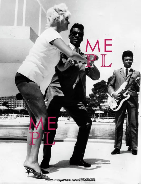 : Jayne Mansfield, actress, dances on arrival in Cannes : Jayne Mansfield, actress, dances on arrival in Cannes