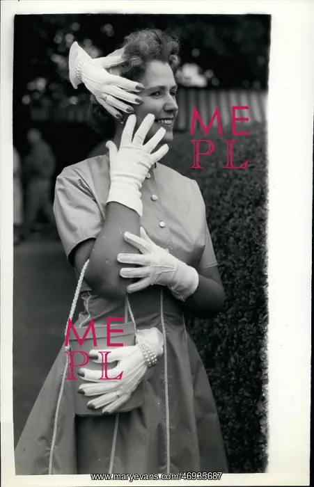 : Jean Carpenter with unusual hand accessories, Wimbledon : Jean Carpenter with unusual hand accessories, Wimbledon