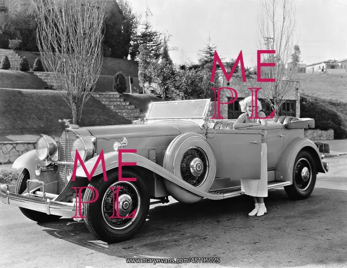 : Jean Harlow with a Packard, 1932 / 33 : Jean Harlow with a Packard, 1932 / 33