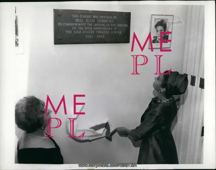 : Jean Simmons, American actress, opens student theatre : Jean Simmons, American actress, opens student theatre